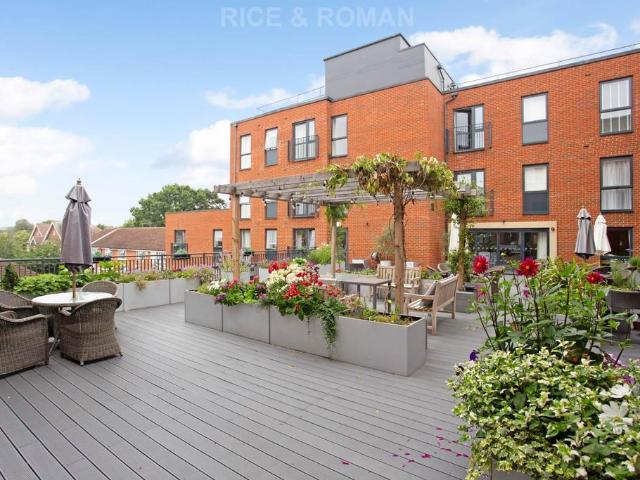 High Street, Cobham KT11 2 bed retirement property to rent £2,250 pcm £519 pw