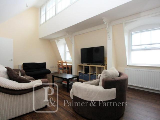 High Street, Colchester, Essex, CO1 2 bed penthouse to rent £1,000 pcm £231 pw