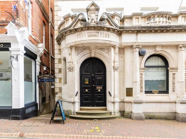 High Street, Cowes 2 bed apartment to rent £1,700 pcm £392 pw