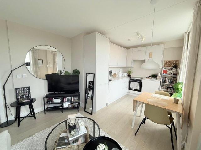 High Street, Crowthorne RG45, 1 bed flat to rent, £1,240 pcm | PrimeLocation