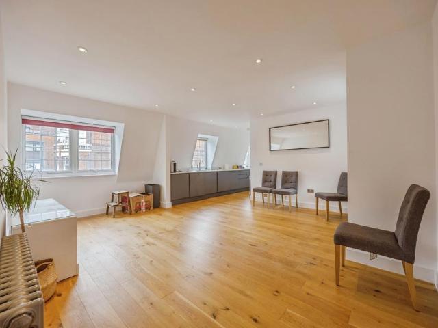 High Street, Croydon, CR0 2 bed flat to rent £1,700 pcm £392 pw