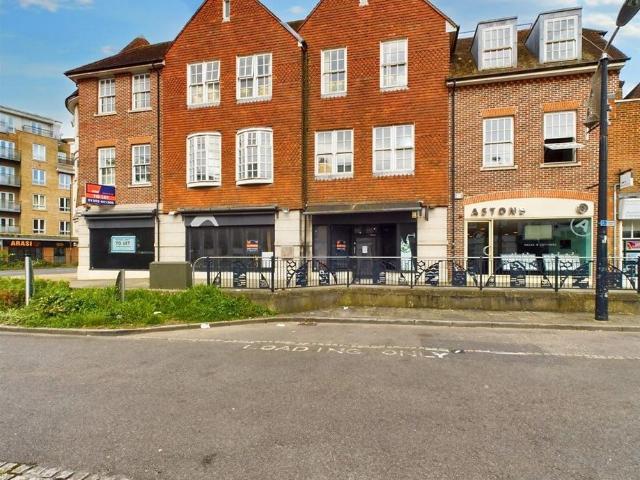 High Street, Crawley RH10, 2 bed flat to rent, £1,600 pcm | PrimeLocation