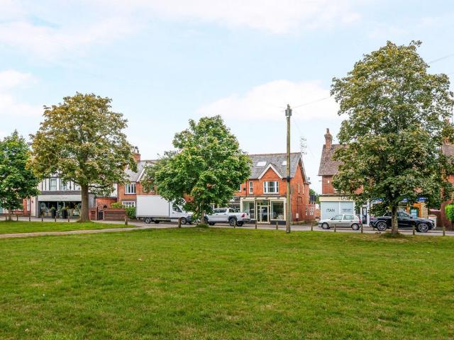 High Street, Cranleigh GU6 2 bed flat to rent £1,350 pcm £312 pw