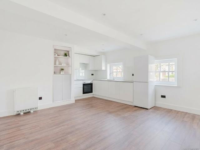 High Street, Dorking RH4, 1 bed flat to rent, £1,395 pcm | PrimeLocation