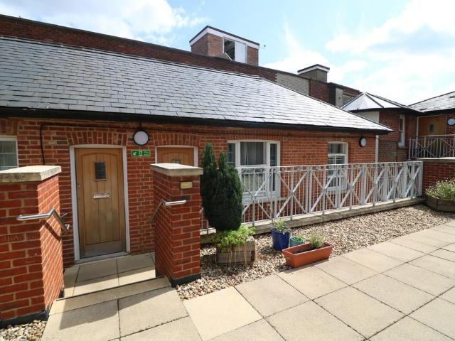High Street, Dorking 1 bed apartment to rent £1,175 pcm £271 pw