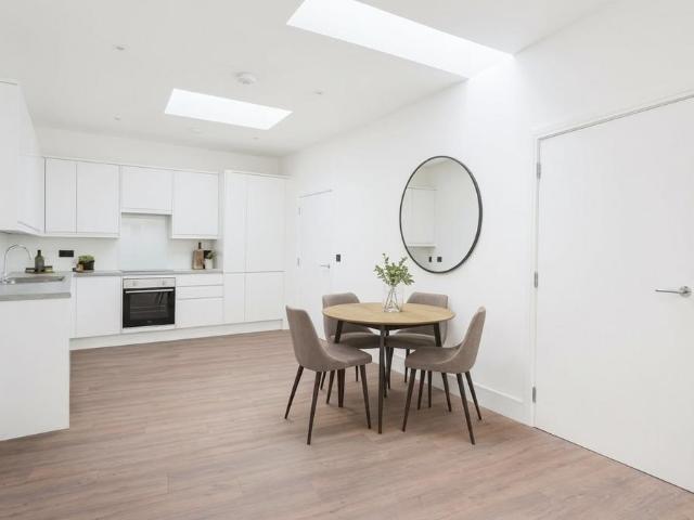 High Street, DORKING 1 bed apartment to rent £1,395 pcm £322 pw