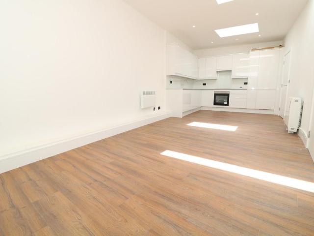 High Street, Dorking 1 bed apartment to rent £1,395 pcm £322 pw