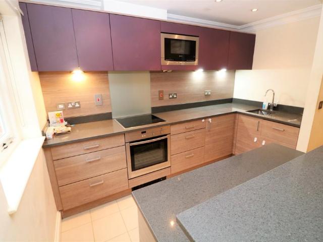 High Street, Dorking 2 bed apartment to rent £1,375 pcm £317 pw