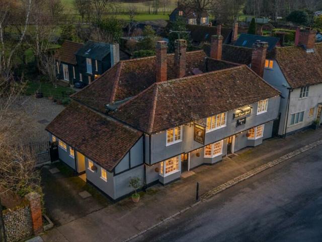 High Street, Dunmow CM6 6 bed detached house to rent £4,000 pcm £923 pw