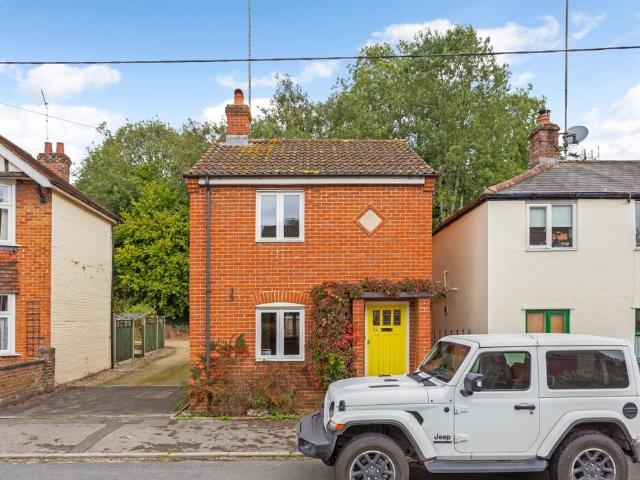 High Street Easterton SN10 2 bed detached house to rent £1,350 pcm £312 pw