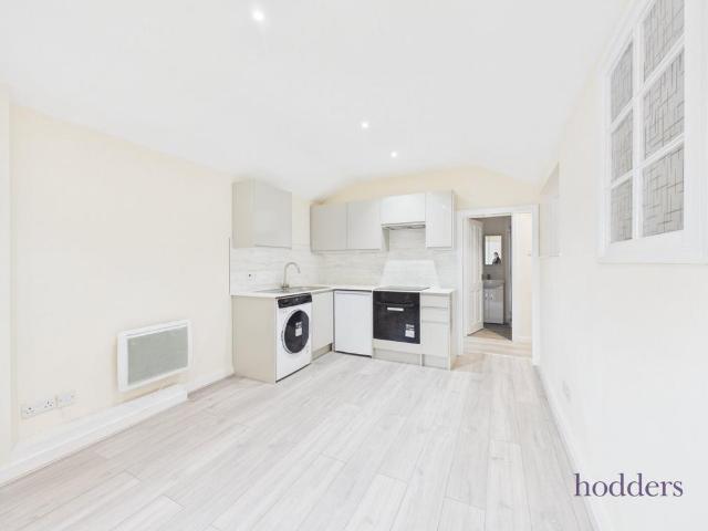 High Street, Egham, Surrey, TW20 1 bed apartment to rent £1,100 pcm £254 pw