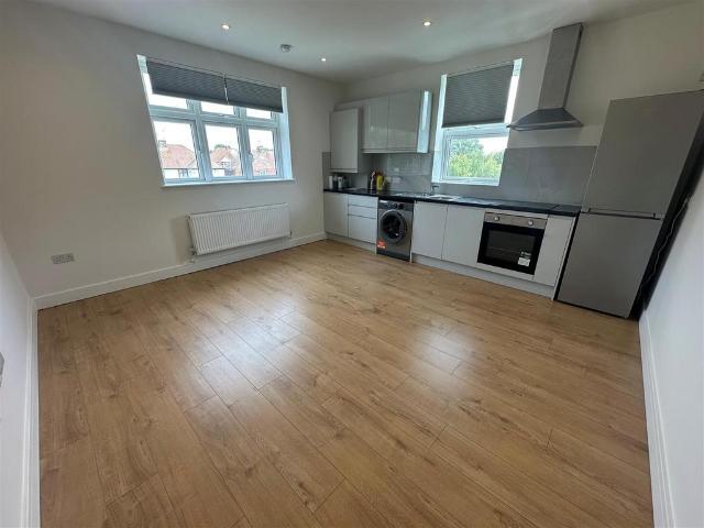 High Street, Edgware 2 bed flat to rent £1,700 pcm £392 pw