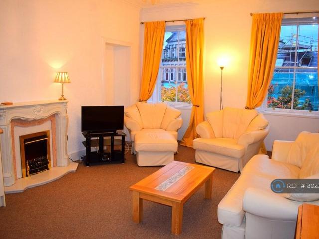 High Street, Elgin, IV30 2 bed flat to rent £800 pcm £185 pw