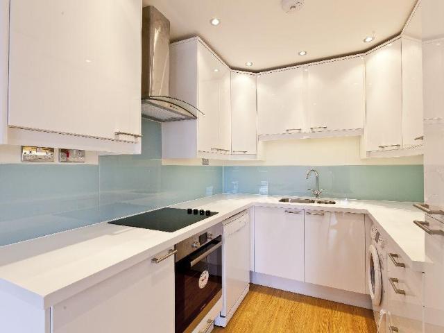 High Street, Esher, Surrey KT10 2 bed flat to rent £1,750 pcm £404 pw