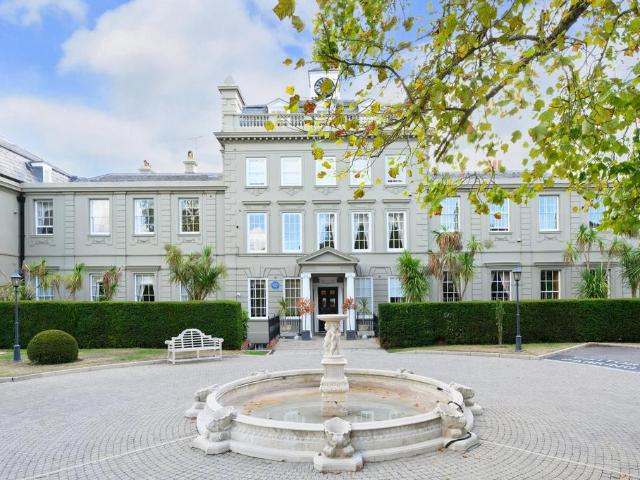 High Street, Esher, Surrey, KT10 3 bed apartment to rent £3,250 pcm £750 pw