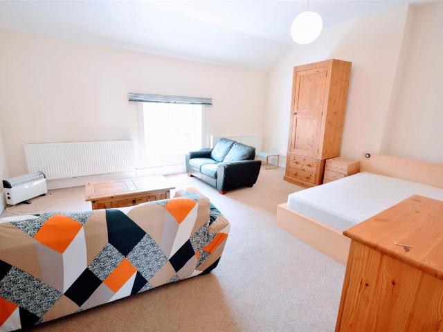 High Street, Epsom, Surrey KT19, 3 bed flat to rent, £2,500 pcm | PrimeLocation