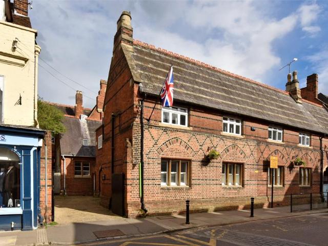 High Street, Eton, Windsor. 4 bed end of terrace house to rent £5,500 pcm £1,269 pw
