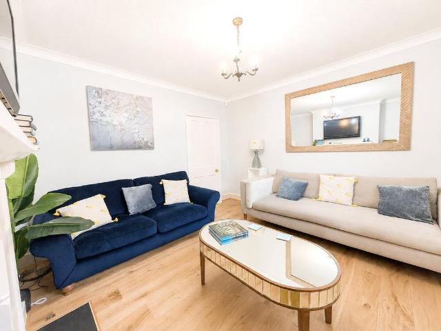 High Street, Eton, Windsor, SL4 4 bed house to rent £3,250 pcm £750 pw