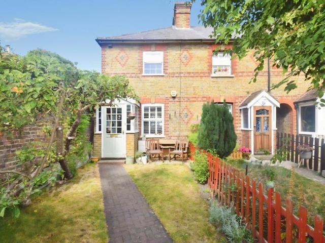 High Street Farningham DA4 2 bed end of terrace house to rent £1,500 pcm £346 pw