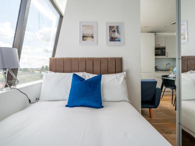 High Street, Feltham Studio to rent £1,300 pcm £300 pw