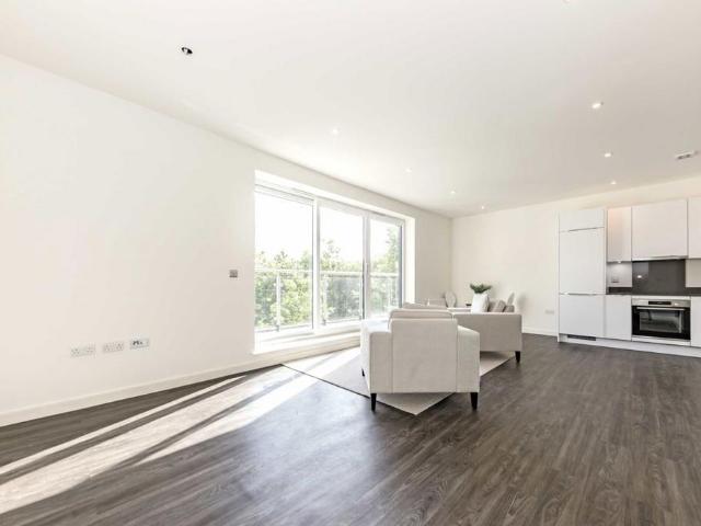 High Street, Feltham TW13 3 bed flat to rent £1,895 pcm £437 pw