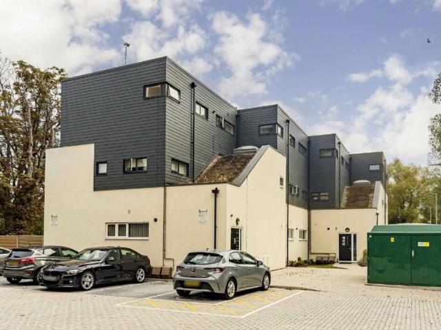 High Street, Feltham TW13 3 bed flat to rent £1,895 pcm £437 pw