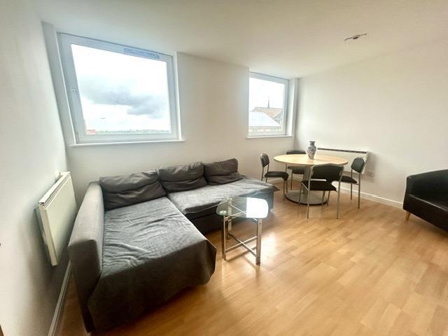 High Street, Feltham, TW13 2 bed flat to rent £1,750 pcm £404 pw