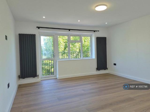 High Street, Feltham, TW13 2 bed flat to rent £1,800 pcm £415 pw