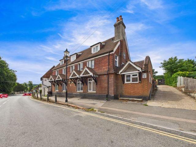 High Street, Godstone Village 1 bed apartment to rent £1,200 pcm £277 pw