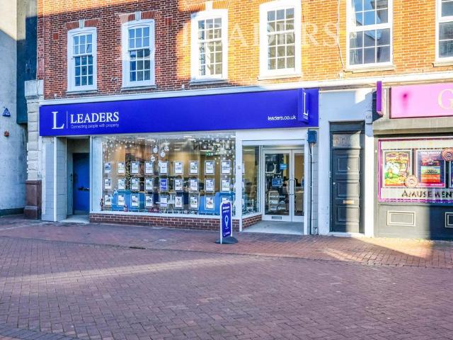 High Street, Gosport, Hampshire, PO12 3 bed flat to rent £1,300 pcm £300 pw