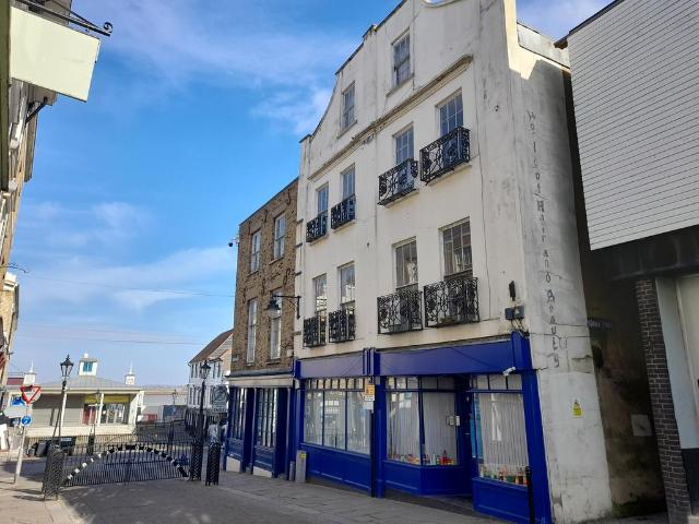 High Street, Gravesend DA11 2 bed flat to rent £1,150 pcm £265 pw