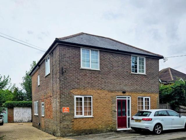 High Street, Great Missenden HP16 4 bed detached house to rent £2,350 pcm £542 pw
