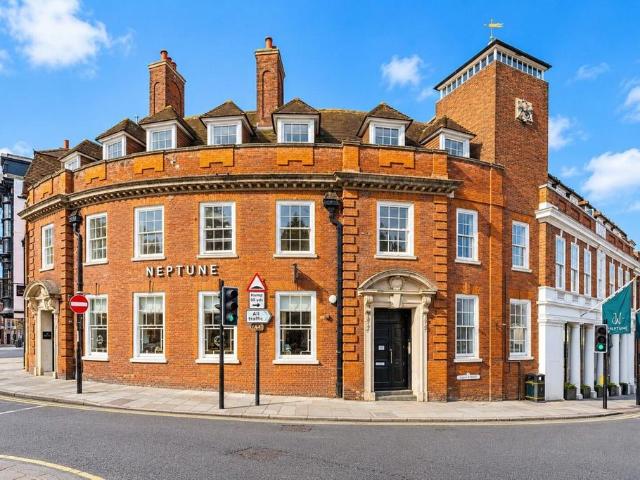 High Street, Guildford, Guildford, GU1 1 bed flat to rent £1,900 pcm £438 pw
