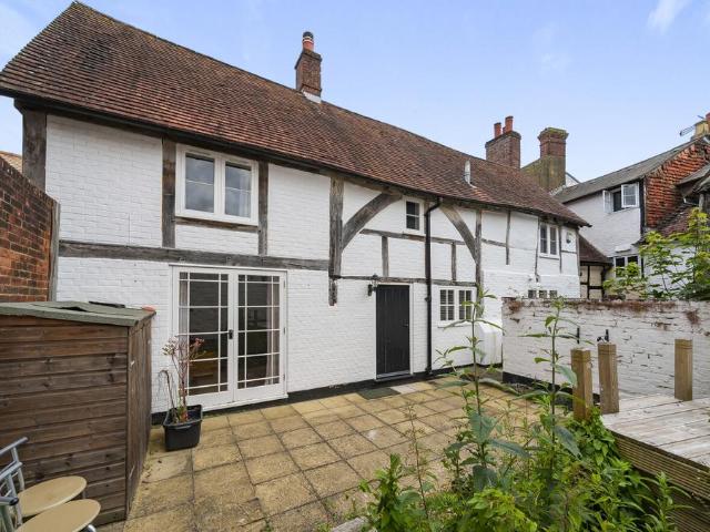 High Street, Hampshire GU34 2 bed terraced house to rent £1,500 pcm £346 pw