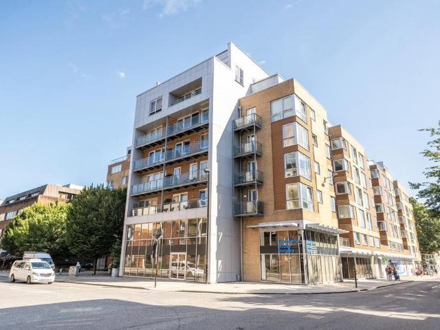 High Street, Hampshire SO14 1 bed flat to rent £1,100 pcm £254 pw