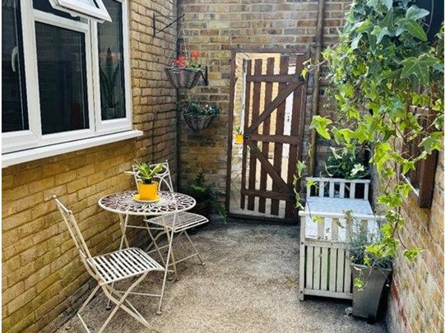High Street, Hampton Hill TW12, 1 bed flat to rent, £1,200 pcm | PrimeLocation