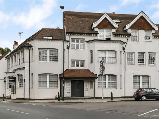 High Street, Hampton TW12 1 bed flat to rent £1,695 pcm £391 pw