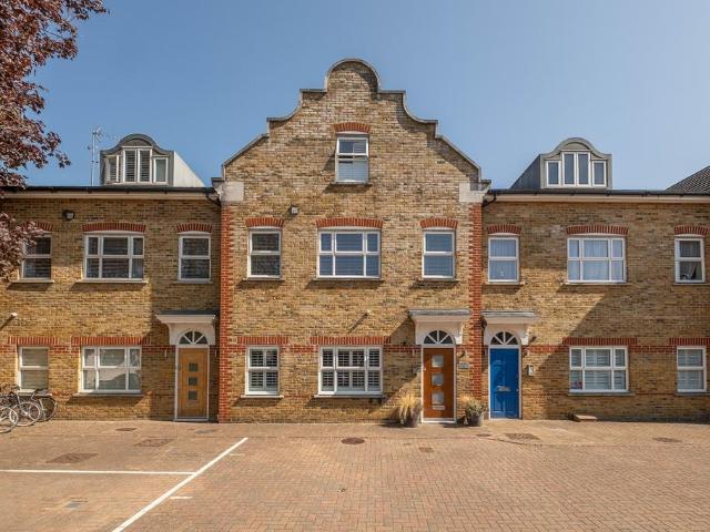 High Street, Hampton, TW12 2 bed flat to rent £3,033 pcm £700 pw