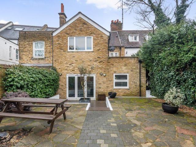 High Street, Hampton Wick 2 bed apartment to rent £2,300 pcm £531 pw