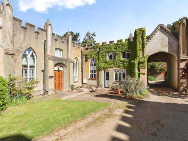 High Street Hadlow Castle, Tonbridge. 3 bed end of terrace house to rent £2,500 pcm £577 pw