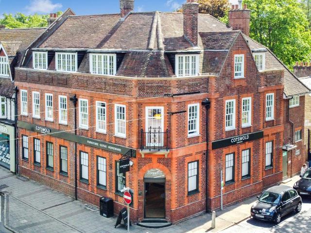 High Street, Harpenden AL5, 2 bed flat to rent, £1,950 pcm | PrimeLocation