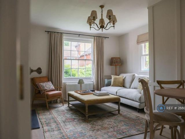 High Street, Harpenden, AL5 3 bed flat to rent £4,800 pcm £1,108 pw
