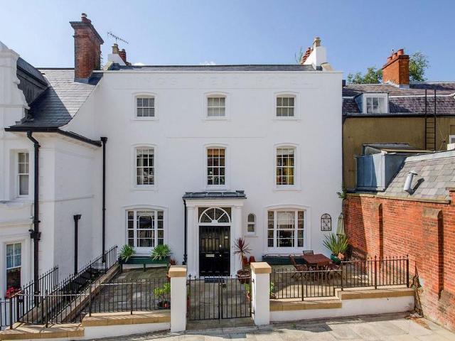 High Street, Harrow on the Hill. 4 bed maisonette to rent £2,800 pcm £646 pw