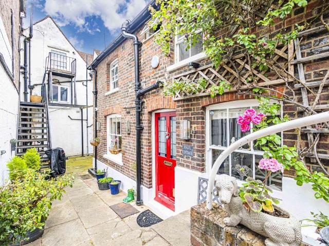 High Street, Hemel Hempstead, Hertfordshire HP1, 3 bed detached house to rent, £1,950 pcm | PrimeLocation