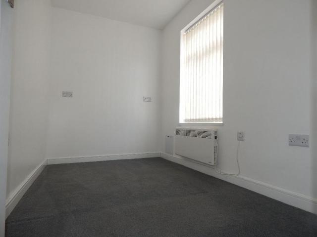 High Street, Heckmondwike 1 bed flat to rent £575 pcm £133 pw