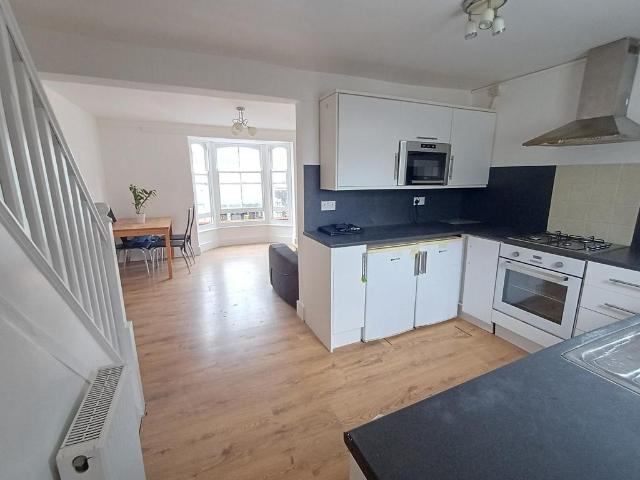 High Street, Herne Bay, Kent, CT6 2 bed flat to rent £950 pcm £219 pw