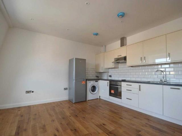 High Street, High Barnet, EN5 2 bed flat to rent £1,750 pcm £404 pw