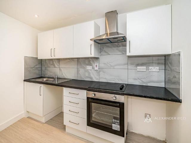 High Street, High Street HP20 Studio to rent £900 pcm £208 pw