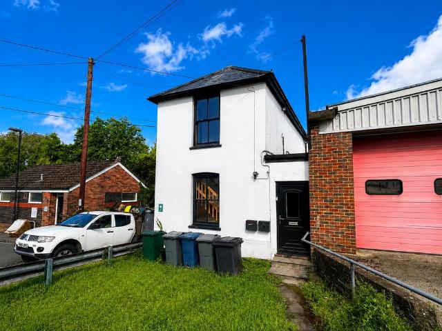 High Street, High Wycombe, HP14 1 bed apartment to rent £900 pcm £208 pw