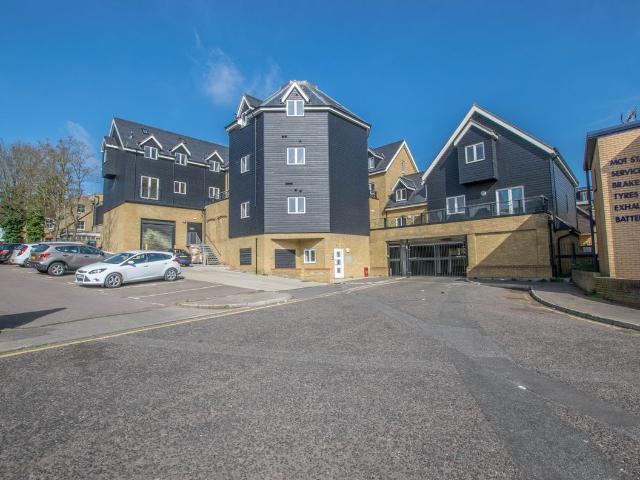 High Street, Hoddesdon EN11, 2 bed flat to rent, £1,450 pcm | PrimeLocation
